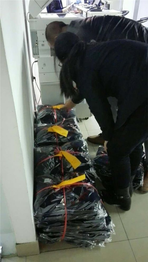 核对工服的数量