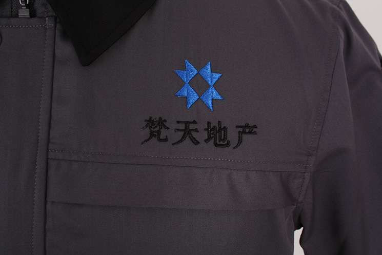 左前胸带LOGO标识